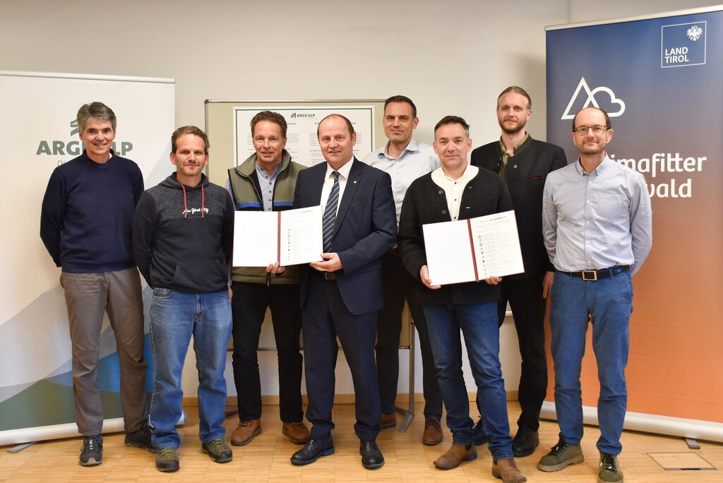 © Land Tirol/Jansenberger-Maurizio Veneziani(St. Gallen),Francesco Bonavio(Graubünden),Randolf Schirmer(Bayern),LHStv Josef Geisler(Tirol),Stephan Philipp(Vorarlberg),Giovanni Giovannini (Trient),Dominik Posch(Salzburg),Giovanni Ravanelli(Lombardei)