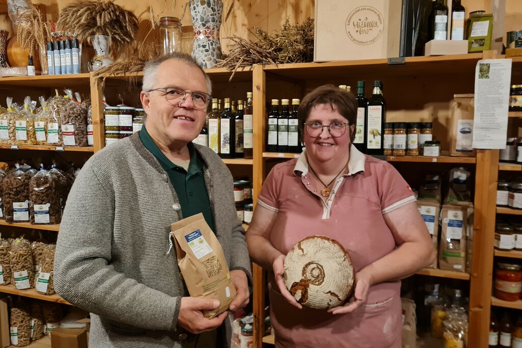 Land Salzburg / Bernhard Kern - Elisabeth Löcker vom Biohof Sauschneider (St. Margarethen, Lungau) mit frisch gebackenem Brot aus Tauernroggen und ihr Mann Peter.