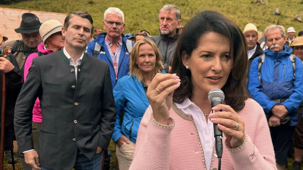 Pia Regnet/StMELF - Staatsministerin Michaela Kaniber sowie im Hintergrund (v.l.n.r.) Bayerischer Europaminister Eric Beißwenger und Bundesministerin Steffi Lemke. 