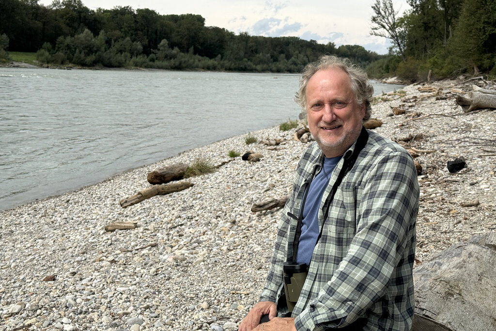 Land Salzburg/Melanie Hutter - Norbert Winding, ehemaliger Direktor des Hauses der Natur, an der Salzach, die in diesem Bereich bereits aufgeweitet wurde.