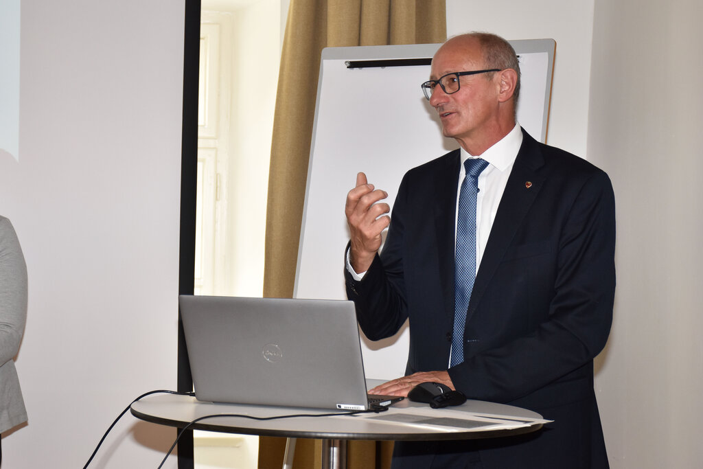 © Land Tirol/Dorfmann - „Im Rahmen der FörderTour wurde das engmaschige Tiroler Hilfsnetz unter die Leute gebracht und es konnte vielen Menschen, die auf unsere Unterstützung angewiesen sind, geholfen werden“, sagt LH Mattle.