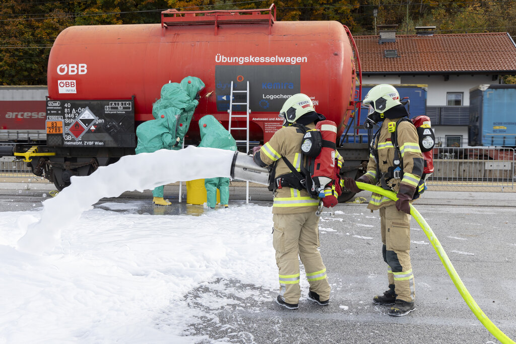 Land Tirol/Die Fotografen - Beim Gefahrengutszenario behandelte man ausgetretene Essigsäure.