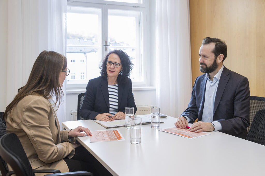 Land Salzburg/Neumayr/Leopold - Elisabeth Laimer (Lehrerin MS Nonntal), Landesrätin Daniela Gutschi und der Geschäftsführer des OeAD, Jakob Calice,