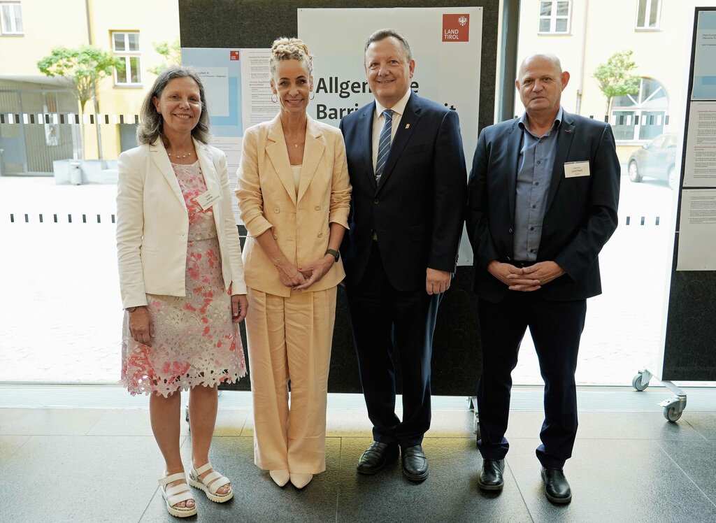 © Land Tirol/Neuner - Bei der Präsentation des GAP, v. li.: Isolde Kafka (Vorsitzende des Tiroler Monitoringausschusses), LRin Eva Pawlata, Gemeindeverbandspräsident Karl-Josef Schubert und Hannes Lichtner (Geschäftsleiter ÖZIV Tirol).