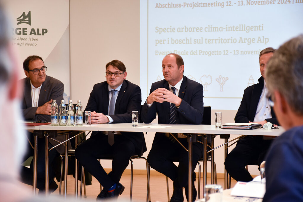 © Land Tirol/Jansenberger - LHStv Josef Geisler: „Der Klimawandel stellt unsere Bergwälder vor enorme Herausforderungen. Umso wichtiger ist es, dass wir grenzüberschreitend zusammenarbeiten und voneinander lernen.“