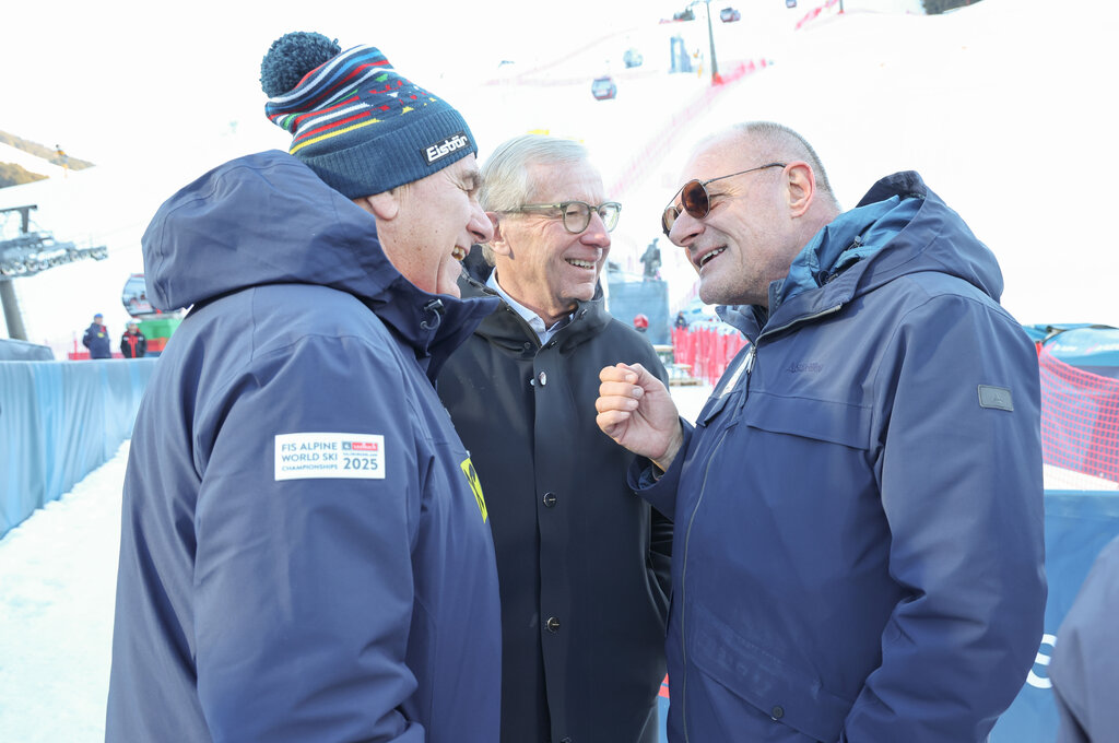 Land Salzburg / Franz Neumayr - Bartl Gensbichler (Präsident des Salzburger Skiverbandes), Landeshauptmann Wilfried Haslauer und Peter Mitterer (Geschäftsführer der Hinterglemmer Bergbahnen); Saalbach-Hinterglemm