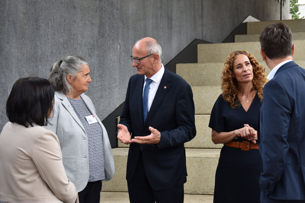 © Land Tirol/Dorfmann - Beim letzten Stopp der FörderTour im Bezirk Schwaz machten sich LH Mattle und LRin Pawlata selbst ein Bild von der Förderberatung.