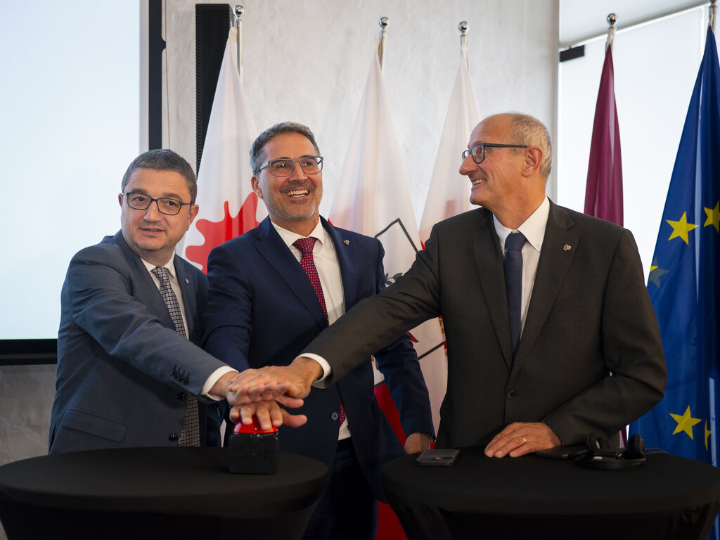 © LPA/Fabio Brucculeri - Neuer Euregio-Wetterbericht (v. l.): Landeshauptleute Maurizio Fugatti (Trient), Euregio-Präsident Arno Kompatscher (Südtirol) und Anton Mattle (Tirol).