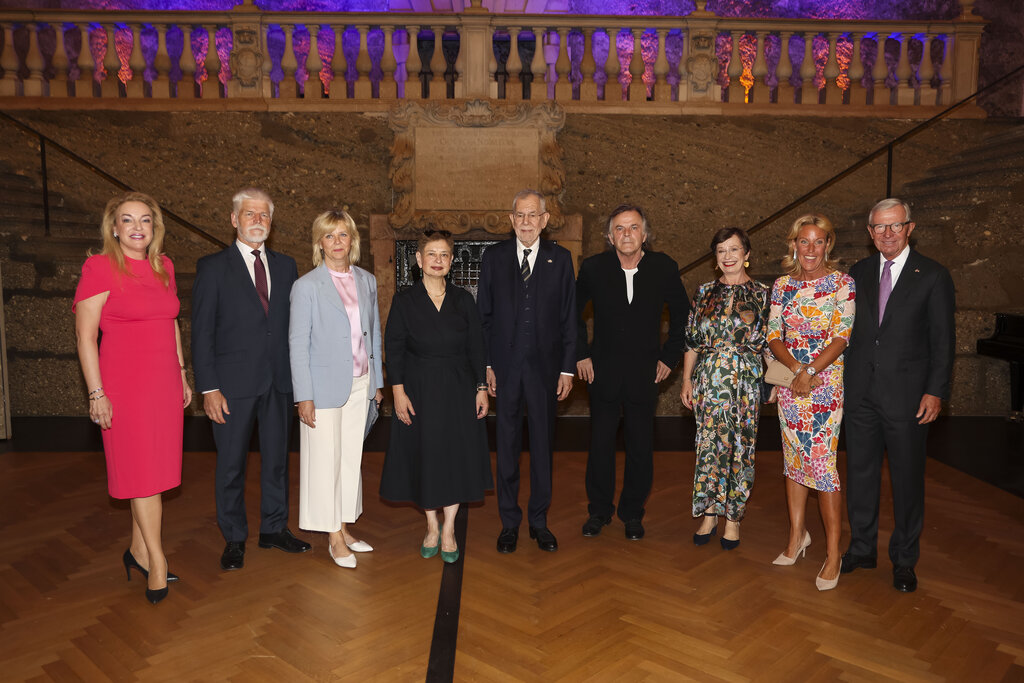 Land Salzburg/Neumayr/Leopold - Kristina Hammer, Präsident Petr Pavel (Tschechien) mit Gattin Eva Pavlová, Nina Chruschtschowa,Bundespräsident Alexander Van der Bellen,Markus Hinterhäuser,Doris Schmidauer, Christina Haslauer, LH Wilfried Haslauer