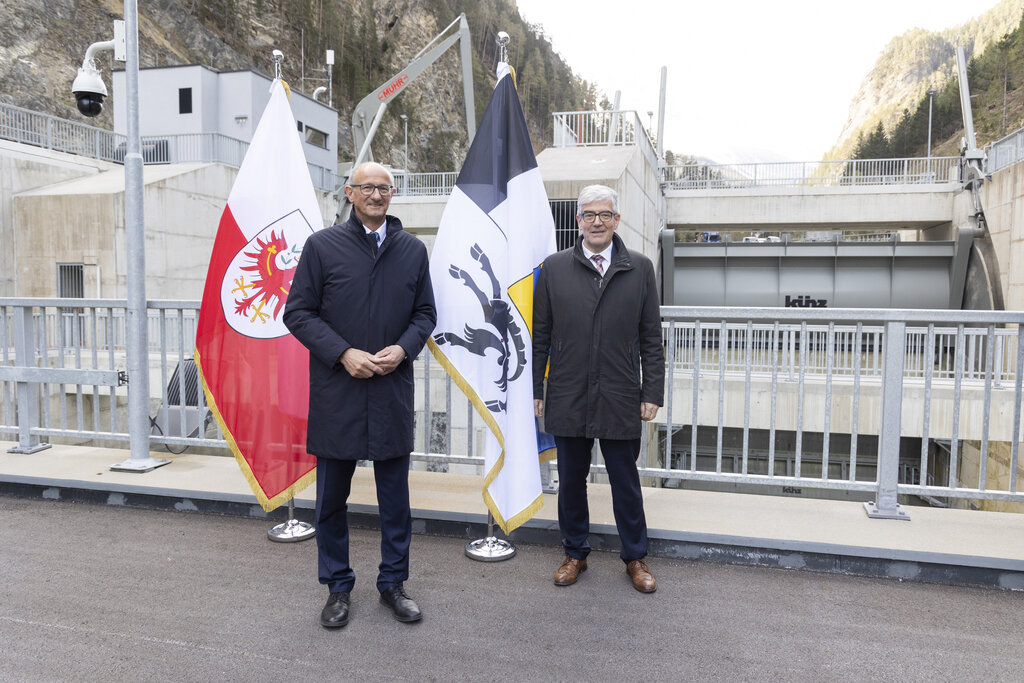 il Presidente del Land Tirolo Anton Mattle e il Presidente del Governo Jon Domenic Parolini alla centrale sull’Inn - @Land Tirol/ I fotografi