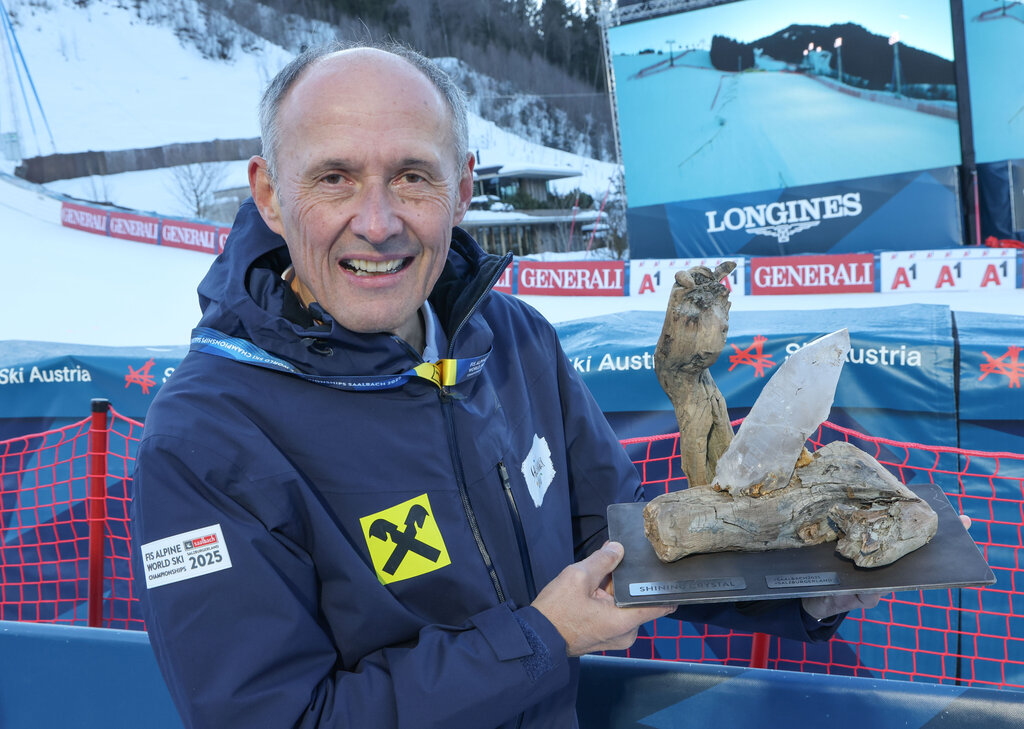 Land Salzburg / Franz Neumayr - Leo Bauernberger (Geschäftsführer der SalzburgerLand Tourismus Gesellschaft) mit der Bergkristall-Trophäe, die jeder Medaillengewinner bekommt.