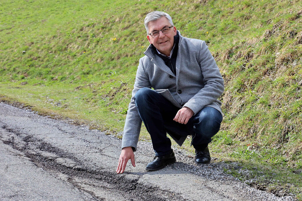 Land Salzburg / Franz Neumayr - Güterwegprojekt Obersonnberg/Jufen in Maria Alm LR Josef Schwaiger bei einem Schlagloch 