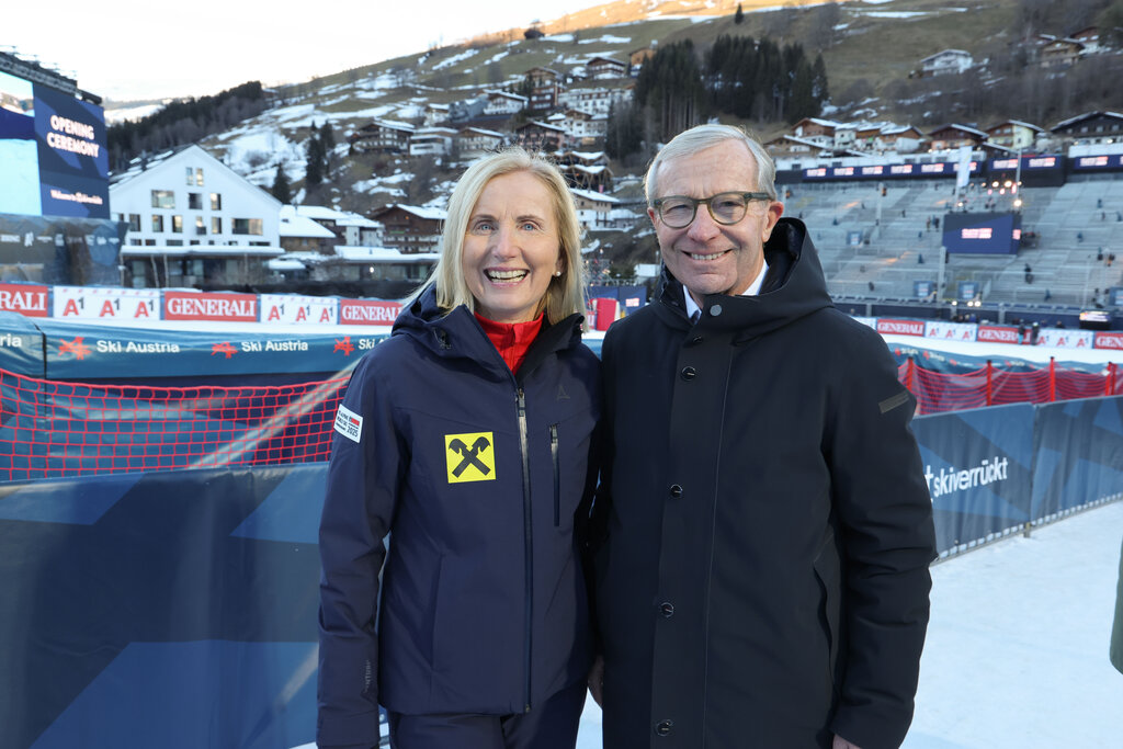 Land Salzburg / Franz Neumayr - bei einer gemeinsamen Besichtigung des Zielbereiches einen Tag vor der offiziellen Eröffnung - Landeshauptmann Wilfried Haslauer mit Roswitha Stadlober, ÖSV-Präsidentin; Saalbach-Hinterglemm