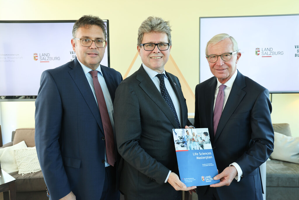 Innovation Salzburg / Franz Neumayr - Walter Haas, Geschäftsführer Innovation Salzburg, Bundesminister Martin Polaschek und Landeshauptmann Wilfried Haslauer, die den Masterplan Life Sciences vorgestellt haben; Stadt Salzburg, 20.9.2024