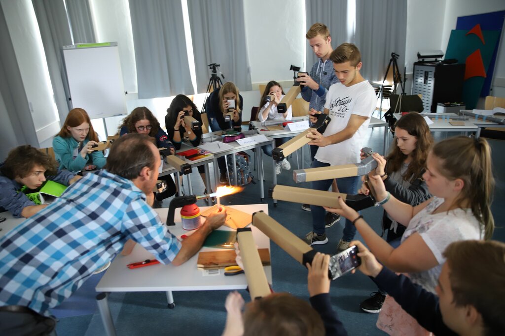 © Fraunhofer-Gesellschaft - Unter dem Motto „Hands on – Selber machen erwünscht!“ und der Begleitung durch FachexpertInnen der Fraunhofer-Gesellschaft wurde geforscht, gebaut und vernetzt.