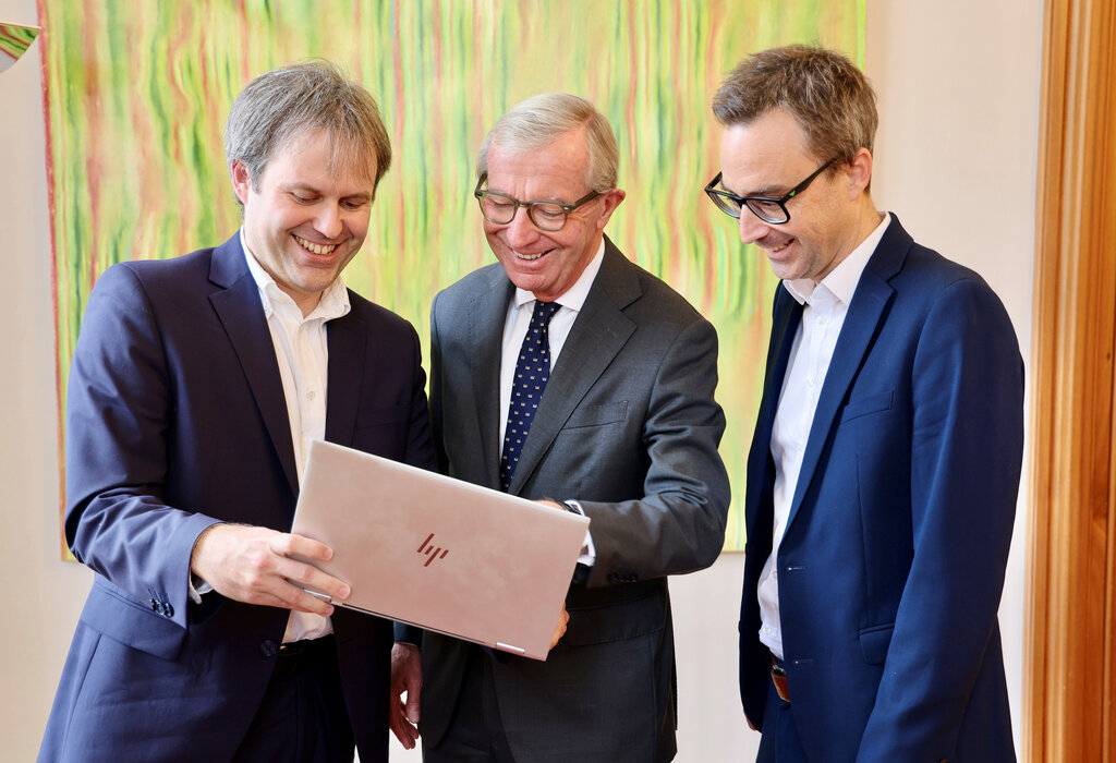 Land Salzburg / Franz Neumayr - Landeshauptmann Wilfried Haslauer mit dem neuen KI-Team Peter Wild von der Landesinformatik (li.) und Sebastian Rathner von der Landesamtsdirektion