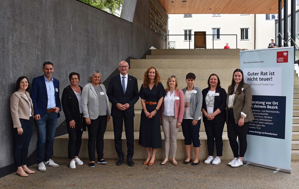 © Land Tirol/Dorfmann - LH Mattle (5. v. li.) und LRin Pawlata (6. v. li.) mit den FachexpertInnen des Landes vor der BH Schwaz