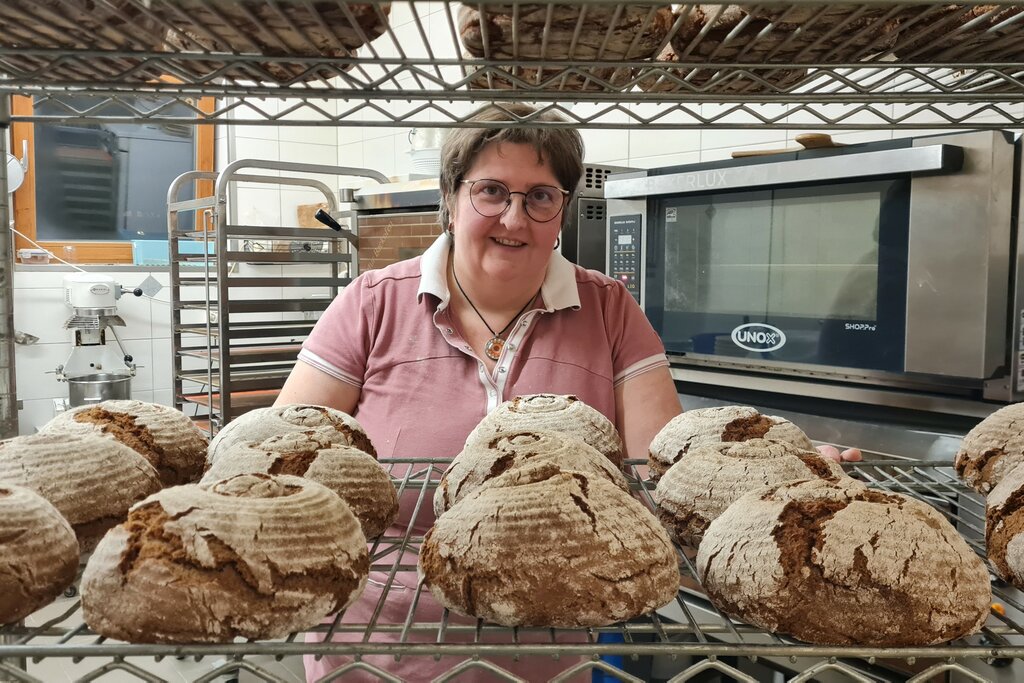 Land Salzburg / Bernhard Kern - Elisabeth Löcker vom Biohof Sauschneider (St. Margarethen, Lungau) mit frisch gebackenem Brot aus Tauernroggen.