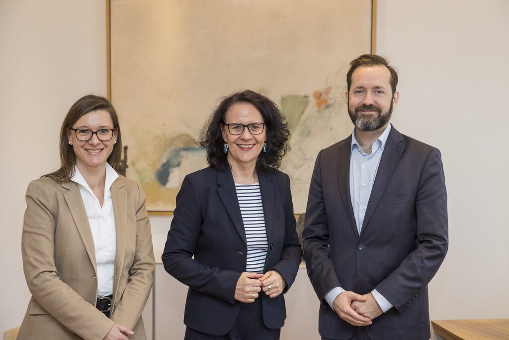 Land Salzburg/Neumayr/Leopold - Elisabeth Laimer (Lehrerin MS Nonntal), Landesrätin Daniela Gutschi und der Geschäftsführer des OeAD, Jakob Calice,