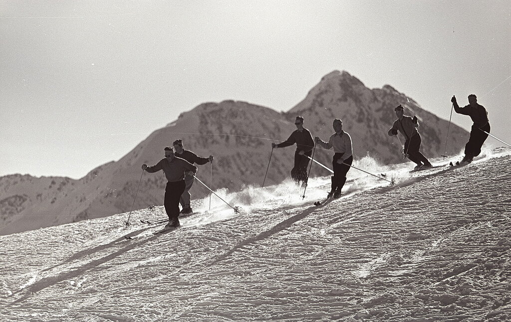 © Land Tirol/Tiroler Kunstkataster - Wedelaufnahme am Galzig, 1954 (Nachlass Stefan Kruckenhauser)