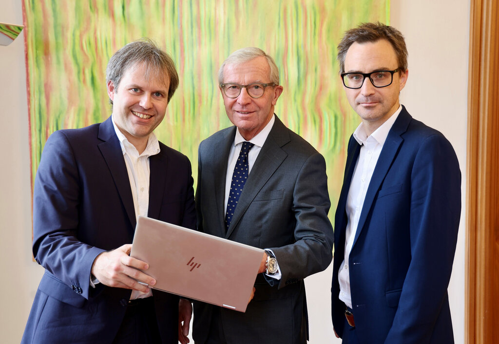 Land Salzburg / Franz Neumayr - Landeshauptmann Wilfried Haslauer mit dem neuen KI-Team Peter Wild von der Landesinformatik (li.) und Sebastian Rathner von der Landesamtsdirektion