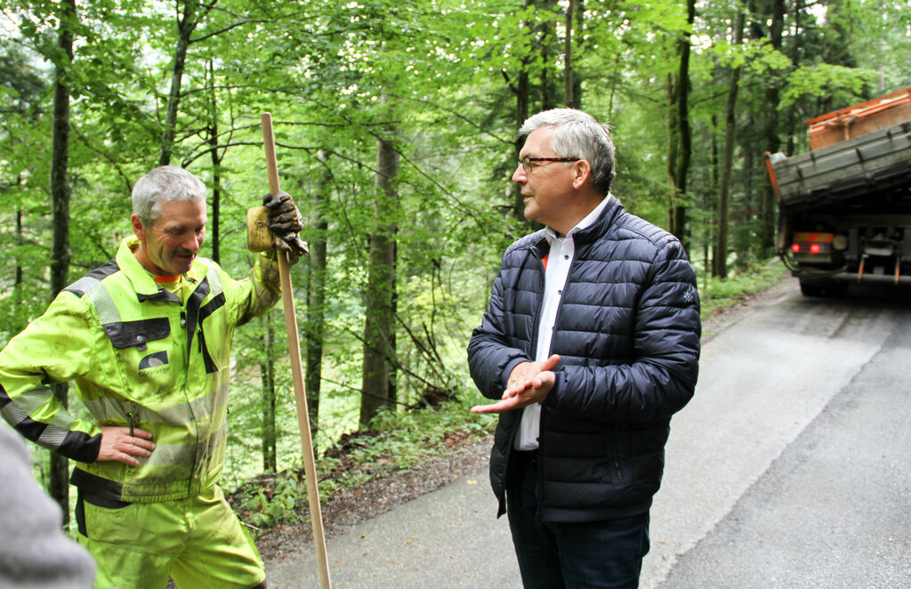 Land Salzburg/Melanie Hutter - Landesrat Josef Schwaiger mit Polier Josef Pichler